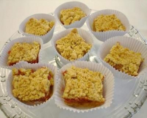 Bolo farofa com creme de morango