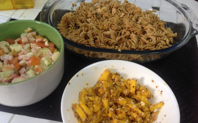 Salada mista light com macarrão integral