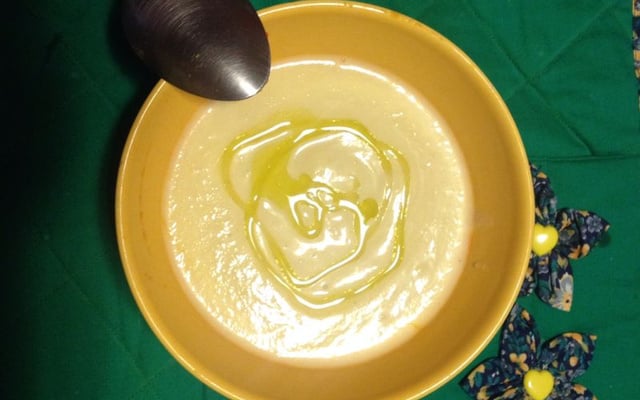 Sopa de couve-flor com alho-poró