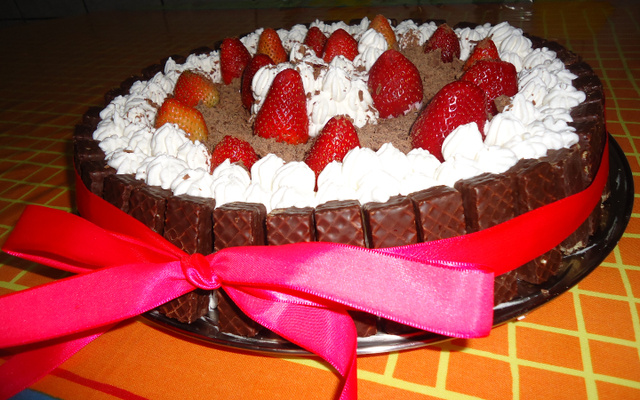 Bolo de chocolate e morango com Twix