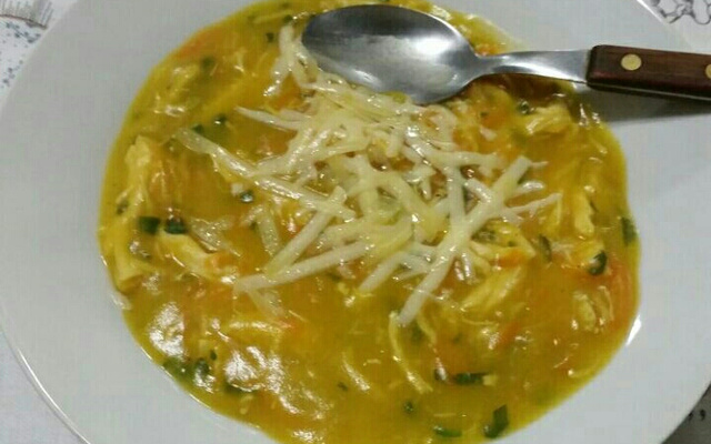 Sopa de batata baroa, frango e curry