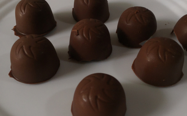 Bombom recheado com brigadeiro