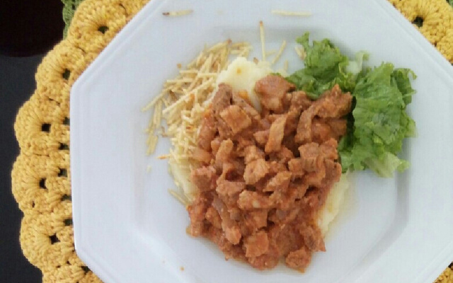Picadinho de bisteca com purê