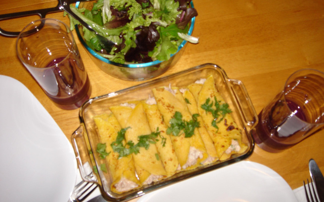 Salada verde com mini panqueca de cenoura