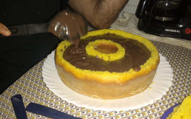 Bolo de cenoura recheado com chocolate
