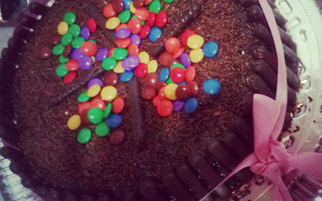 Bolo de chocolate com recheio de morango e palitinhos