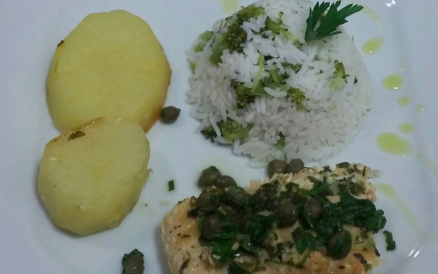 Salmão assado ao molho cítrico e de alcaparras