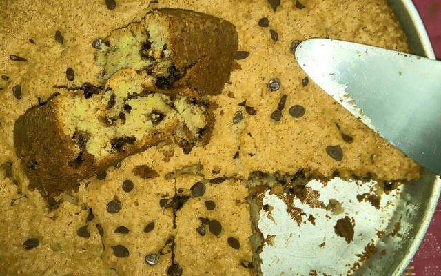 Bolo de baunilha com gotas de chocolate