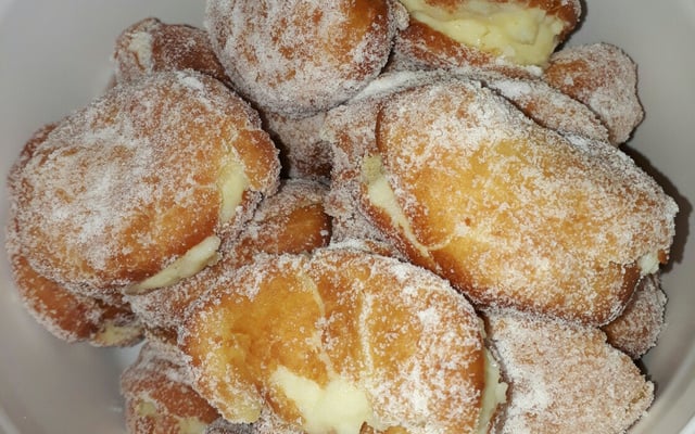 Sonho com recheio de doce de leite