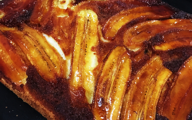 Bolo de banana caramelado