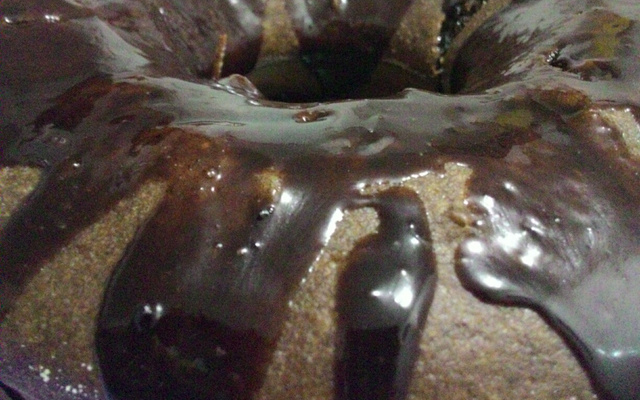 Bolo de chocolate integral com cobertura