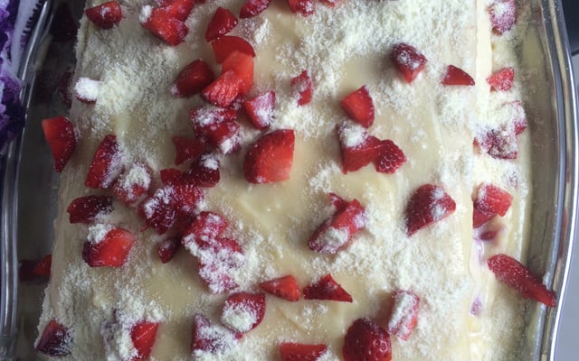 Bolo de leite em pó com morango