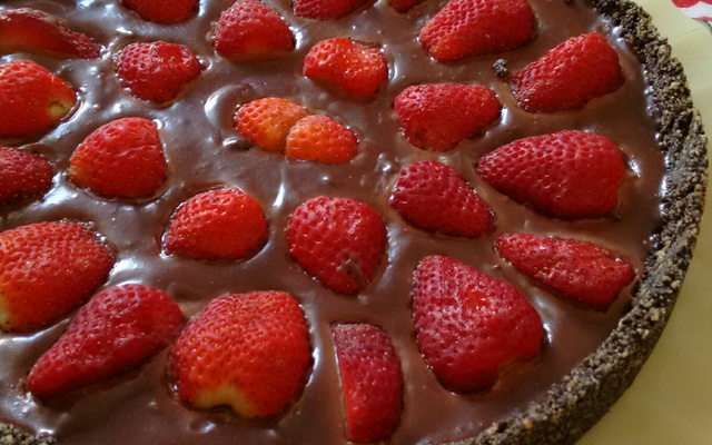 Torta de biscoito de chocolate recheado de baunilha, chocolate e morangos