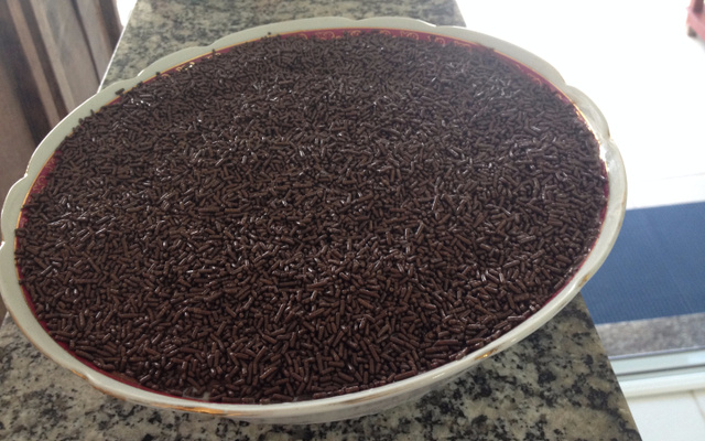 Mousse de limão com cobertura cremosa de chocolate