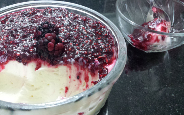 Mousse de limão com calda de framboesa