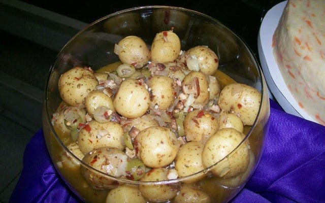 Batatinha calabresa mergulhada no molho