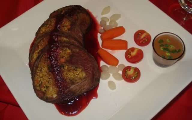 Picanha Invertida Recheada com Farofa de Caju coberta com Molho de Morangos