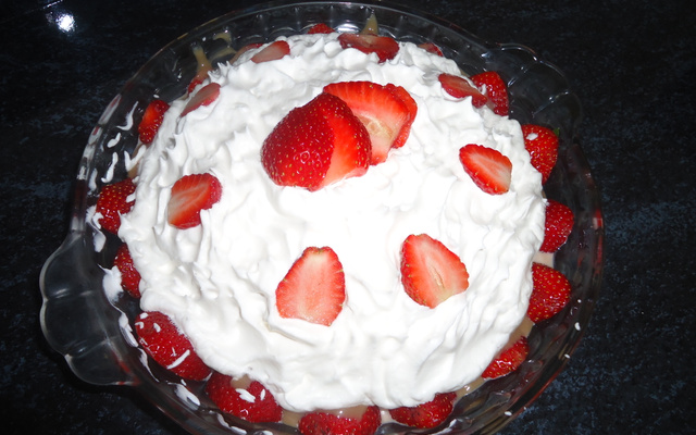 Gelatina de morango com chantily e calda de morango