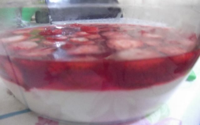 Gelatina ao creme com morangos