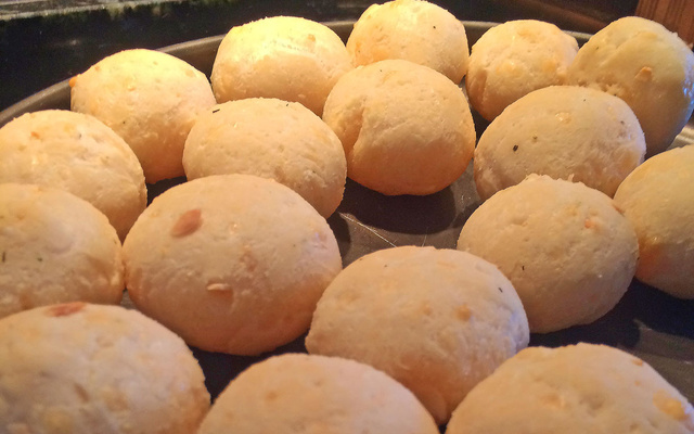 Pão de queijo com grana e amêndoas