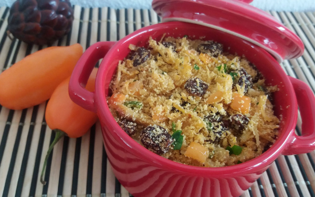 Farofa de frango, pimenta cumari e uvas passas