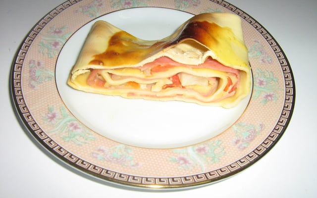 Rocambole de presunto e queijo