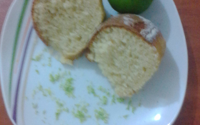 Bolo simples com raspas de limão