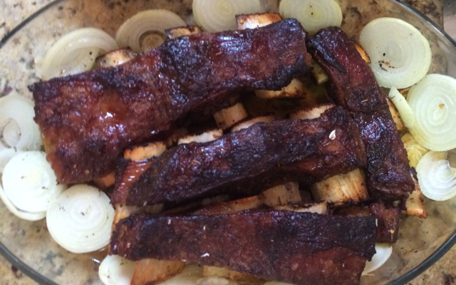 Costela de porco ao mel e sal grosso