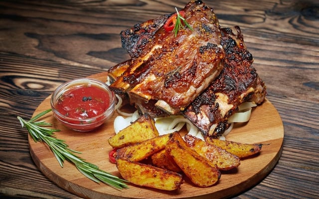 Costelinha de porco na airfryer com molho e batatas