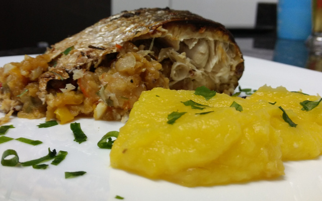 Tainha recheada com purê de mandioquinha