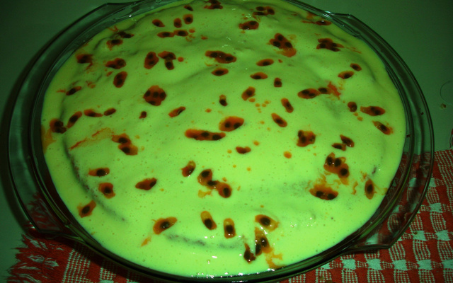 Pavê de maracujá com creme de chocolate ao pão de ló