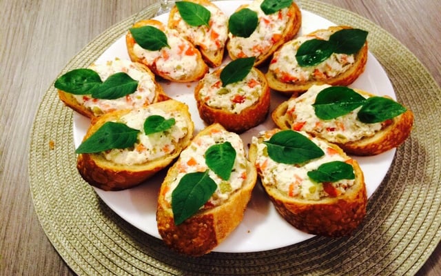 Brusqueta com queijo cottage