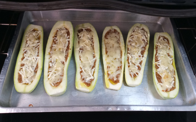 Abobrinha recheada de forno