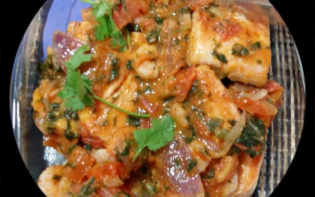 Filé de merluza ao molho de camarão