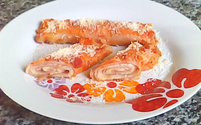 Canelone de mussarela com presunto