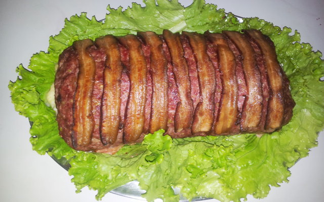 Rocambole de carne moída com linguiça
