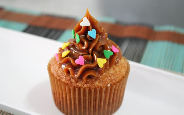 Cupcake com passo a passo de como rechear