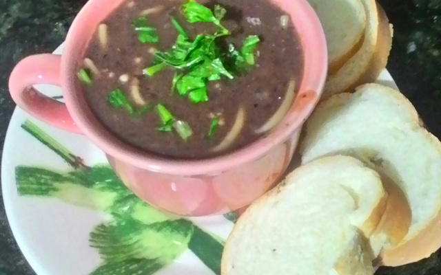 Sopa de feijão com macarrão