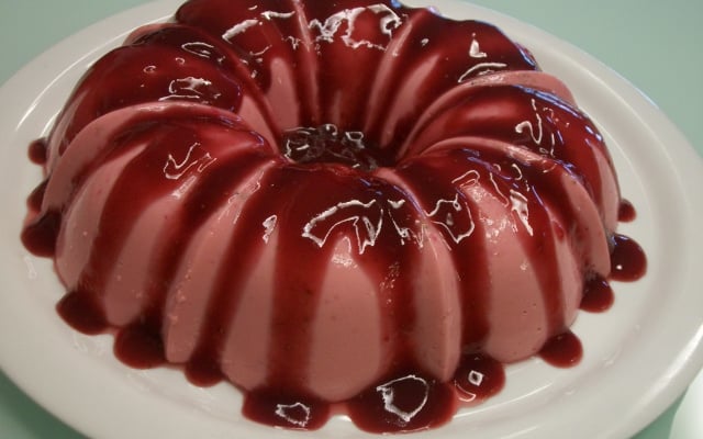 Flan de gelatina com morango