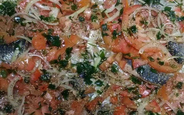 Sardinha ao forno com batata, cebola e tomate