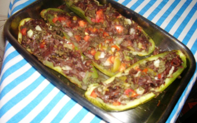 Abobrinha recheada com carne de sol