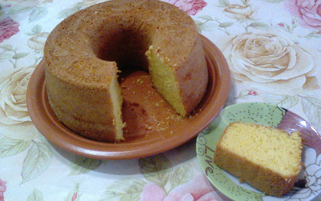 Bolo de laranja com fubá