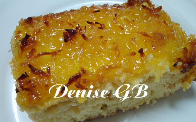 Cuca de Coco com Calda de Baunilha