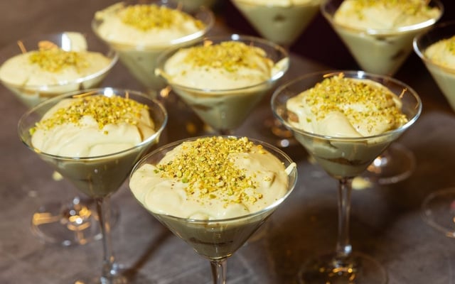 Mousse de pistache servida em taças com pistache triturado