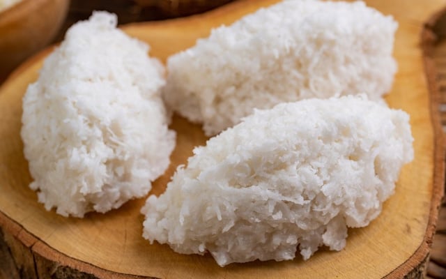 Porções de cocada de coco tradicional com açúcar