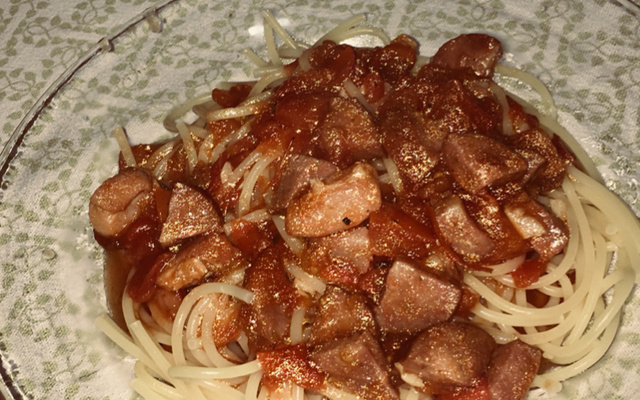 Espaguete com molho de calabresa
