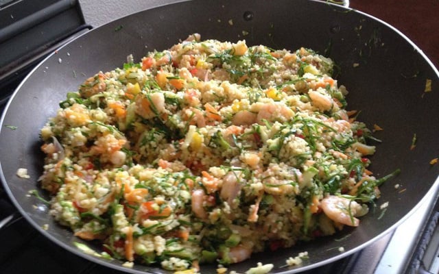 Cuscuz marroquino com camarão e legumes