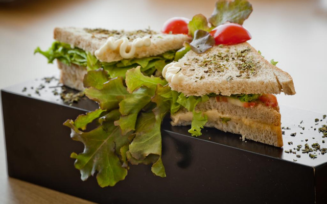 Sanduiche de frango com milho