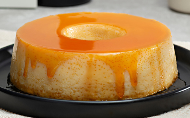 Pudim de leite condensado com furinhos