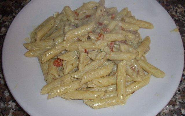 Macarrão penne ao molho de peixe